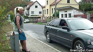 Raskalašena shemale kurva s pink porno srbija velikim lažnim sisama dobiva krepko pušenje u bazenu