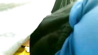 Mršava plavokosa tinejdžerka ugađa svom napaljenom profesoru revnim srbija porno video footjobom