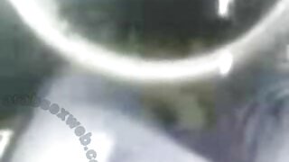 Snježnobijela crvenokosa ljubavnica gay srbija porn Monica B rasteže svoj šupak
