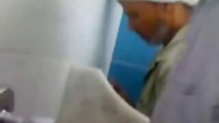 Lijepa kuja s gavranom kosom jaše i strastveno siše slatki kurac svog porno gay srbija prijatelja